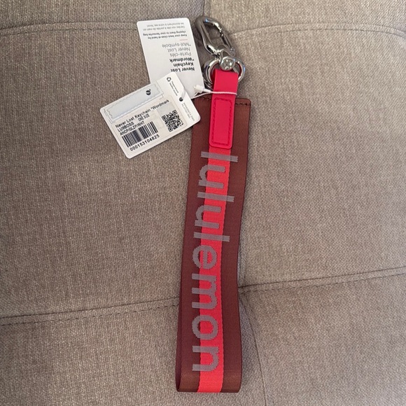 lululemon athletica Never Lost Keychain NWT - Picture 3 of 3
